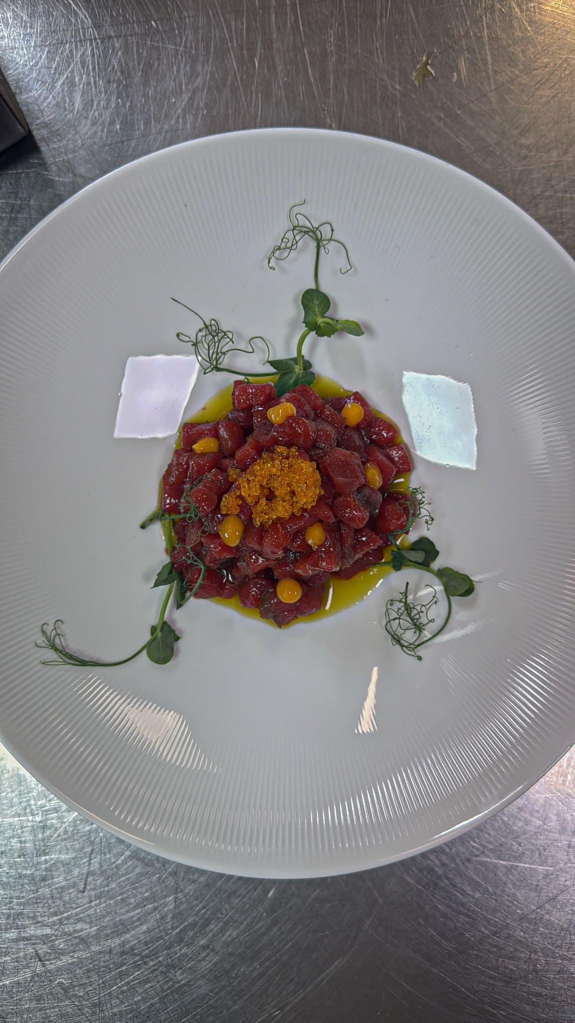 Tartar de atún rojo con yema curada
