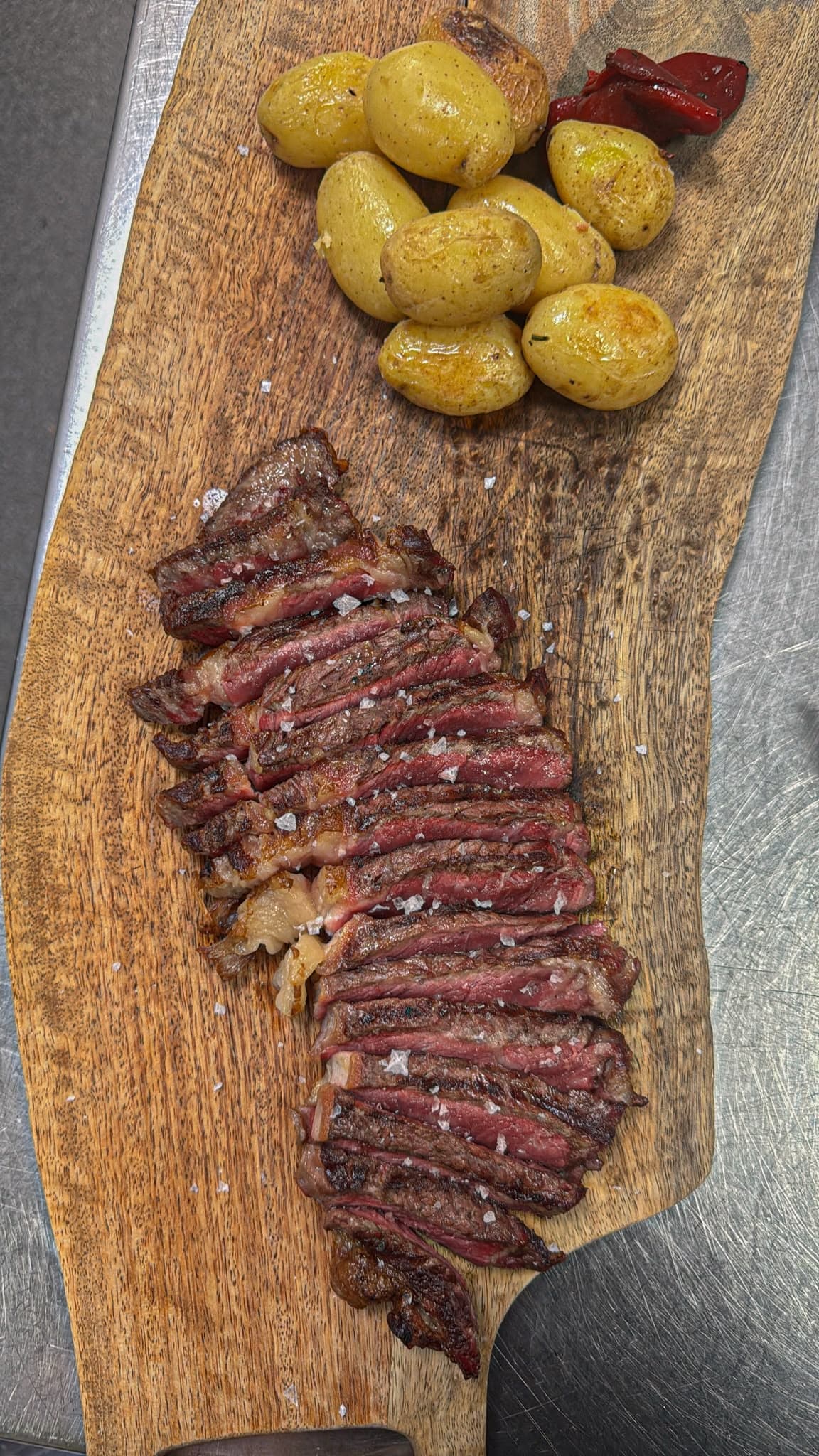 Entraña de vaca con patatas y pimientos