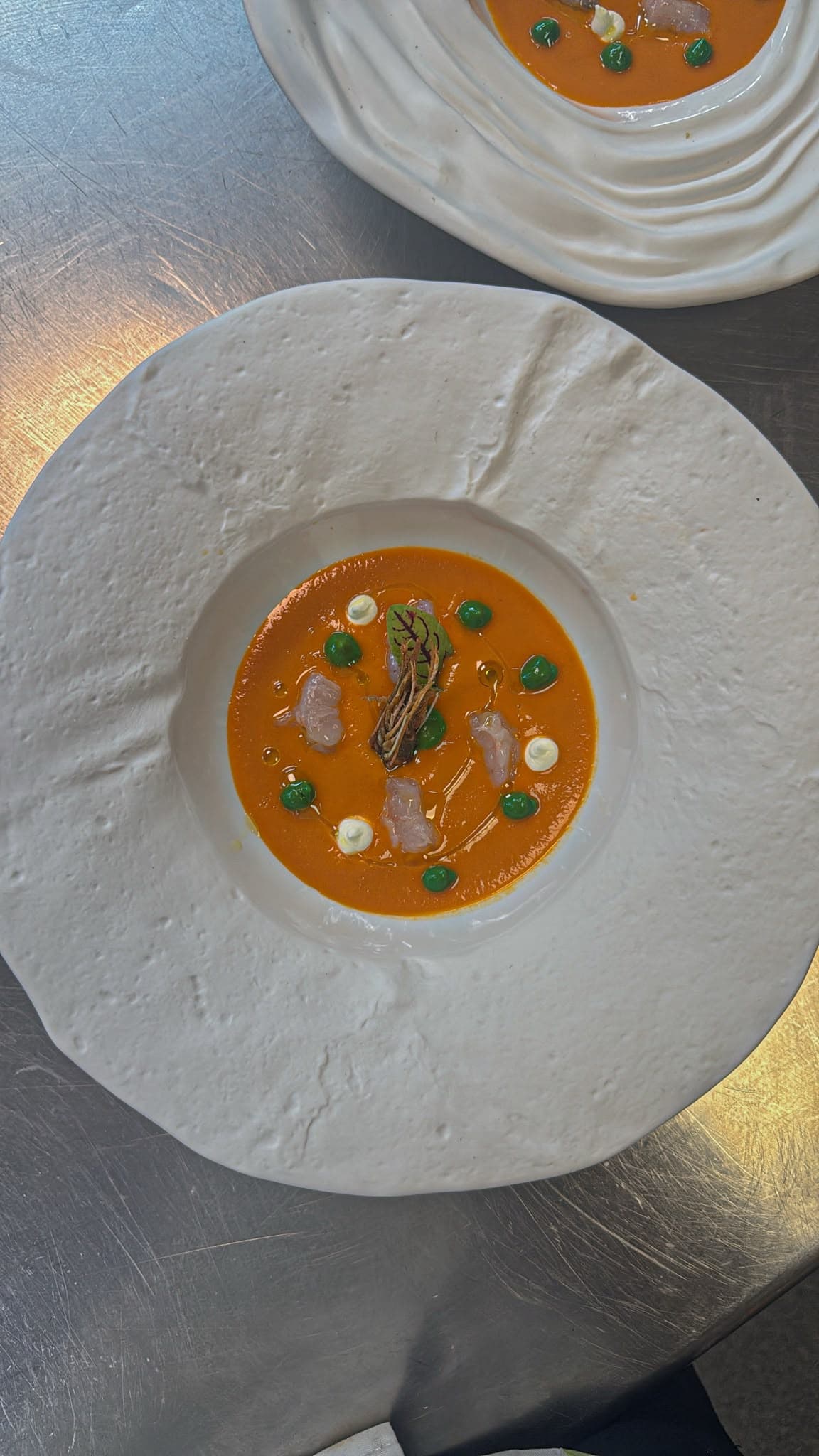 Salmorejo con brotes y aceite de oliva