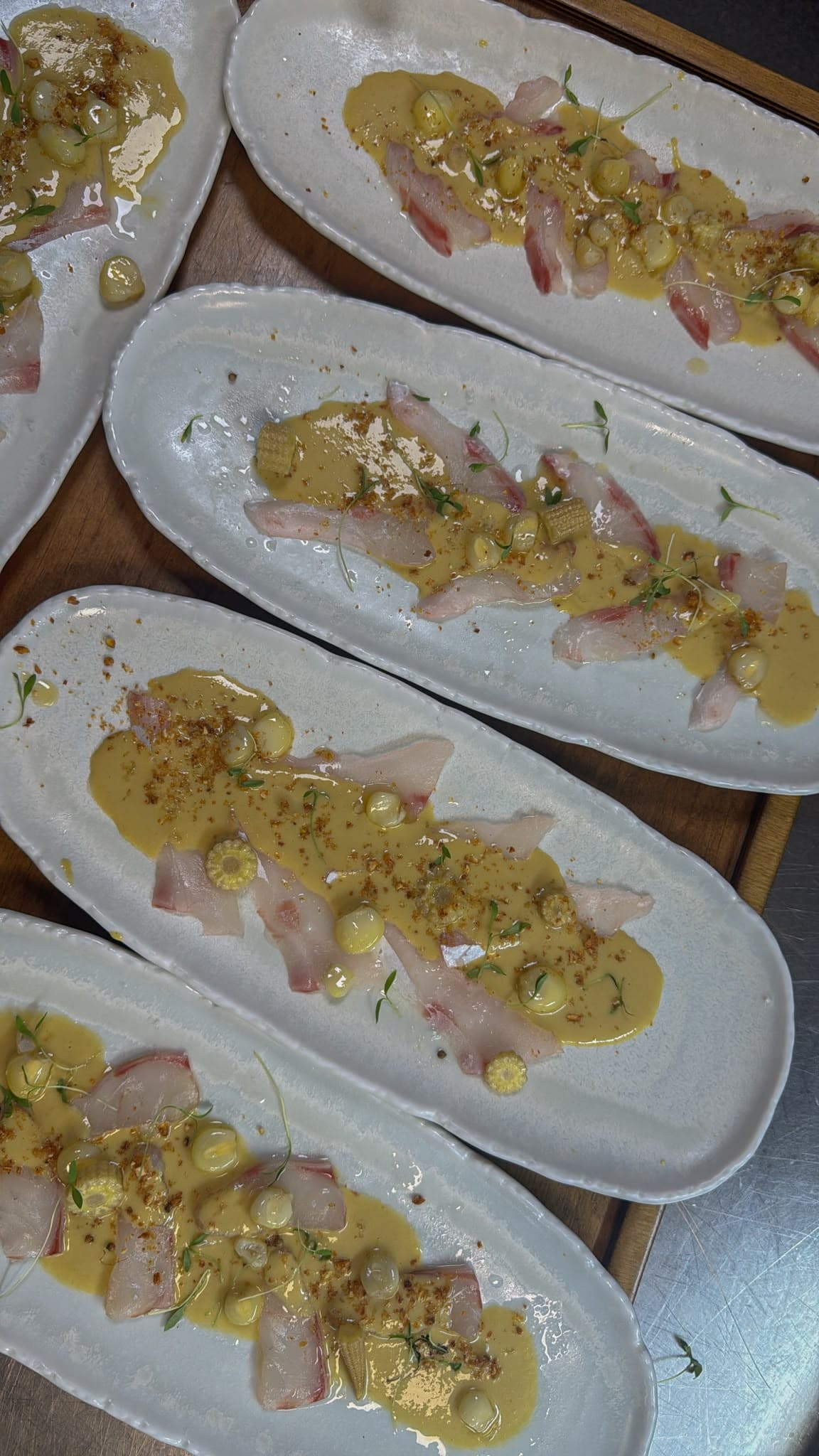 Tiradito con crema de maíz y maíz baby
